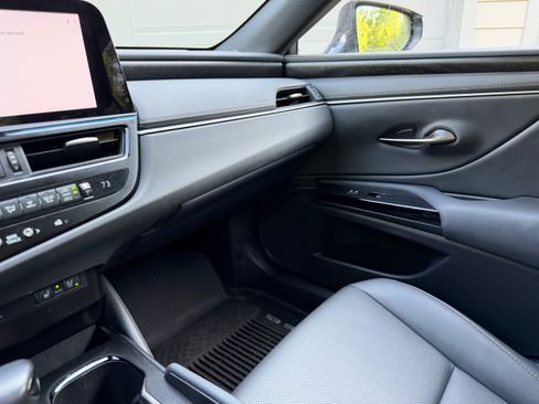 Used 2025 Lexus ES 300h F Sport w/ Accessory Package (Z2) FWD image 14