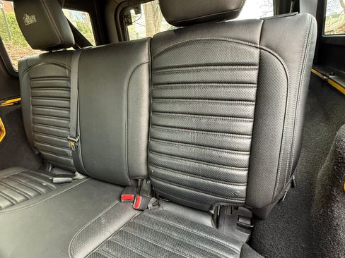 Used 2015 Jeep Wrangler Unlimited Rubicon w/ Connectivity Group image 19