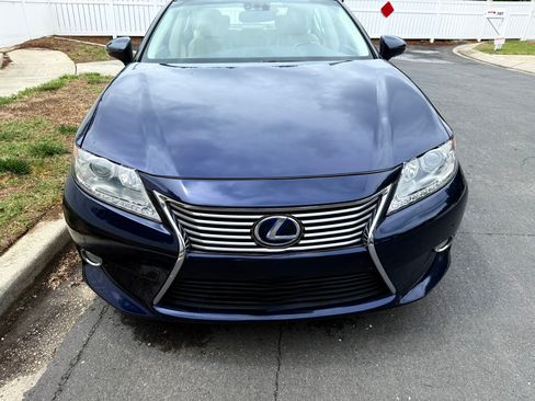 Used 2013 Lexus ES 300h w/ Luxury Pkg FWD image 2