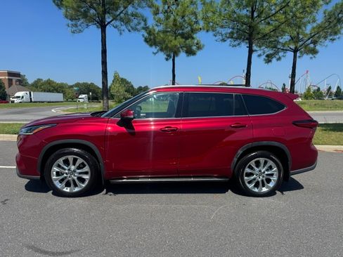 Used 2022 Toyota Highlander Limited AWD/4WD image 4