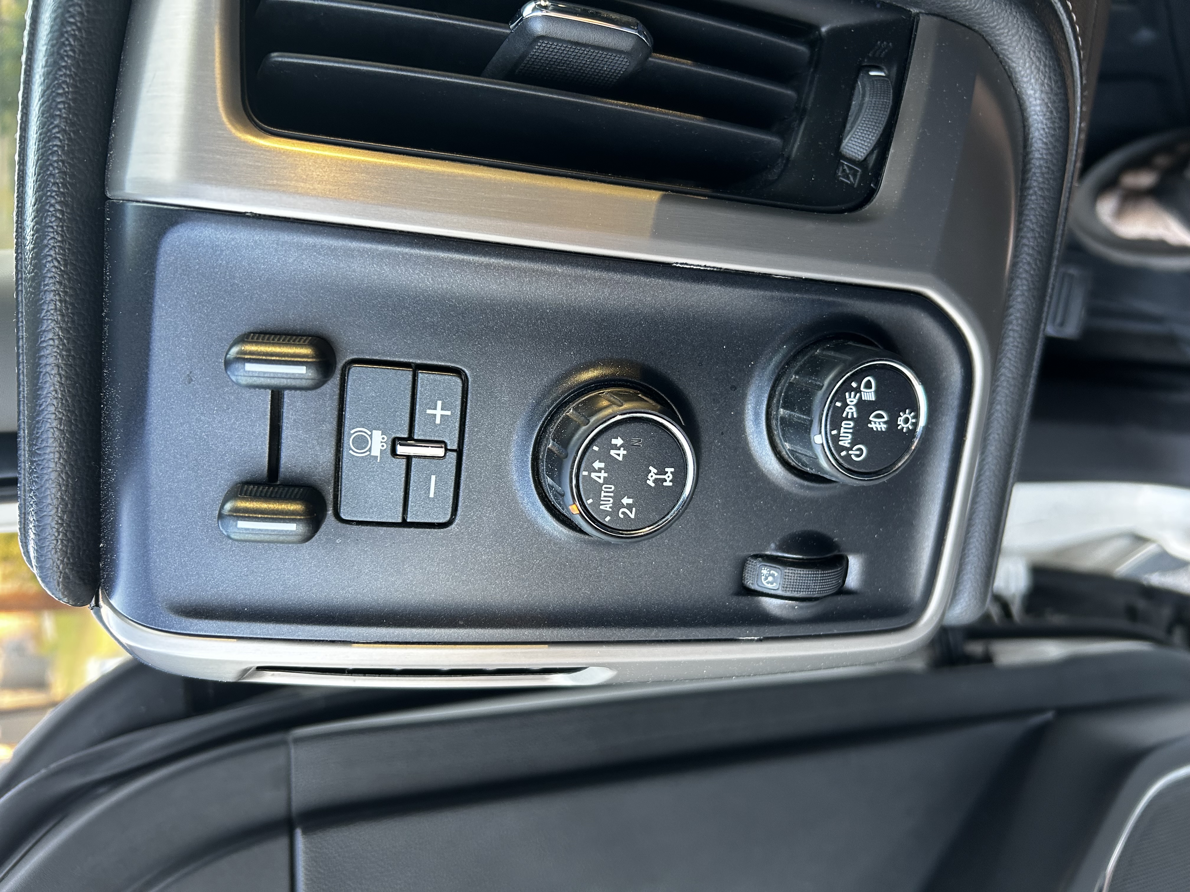 Used 2015 GMC Sierra 1500 Denali AWD/4WD image 29