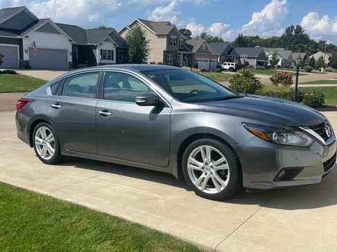 Used 2017 Nissan Altima 3.5 SL w/ 3.5 Technology Package FWD image 5