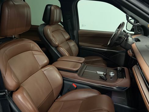 Used 2025 Lincoln Navigator Reserve image 3