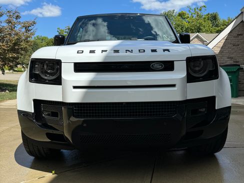 Used 2024 Land Rover Defender 90 X-Dynamic SE image 2