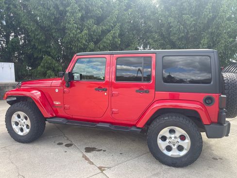 Used 2014 Jeep Wrangler Unlimited Sahara w/ Dual Top Group AWD/4WD image 4