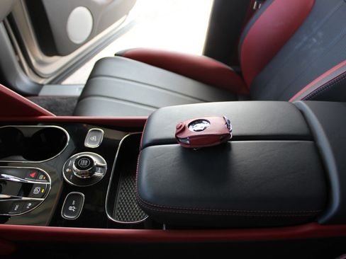 Used 2023 Bentley Bentayga AWD/4WD image 19