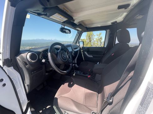 Used 2018 Jeep Wrangler Unlimited Rubicon w/ Connectivity Group AWD/4WD image 11