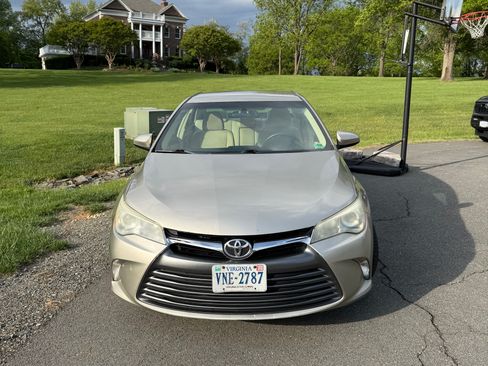 Used 2015 Toyota Camry LE FWD image 2