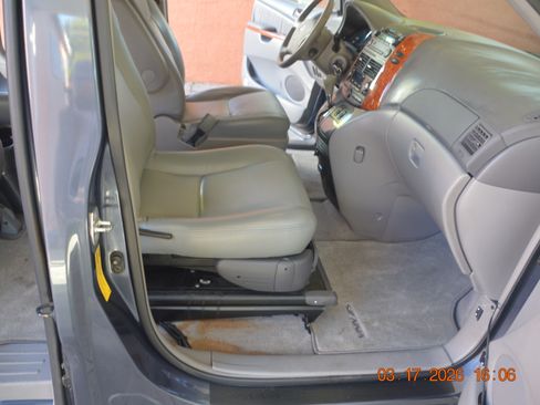 Used 2009 Toyota Sienna XLE Limited image 11