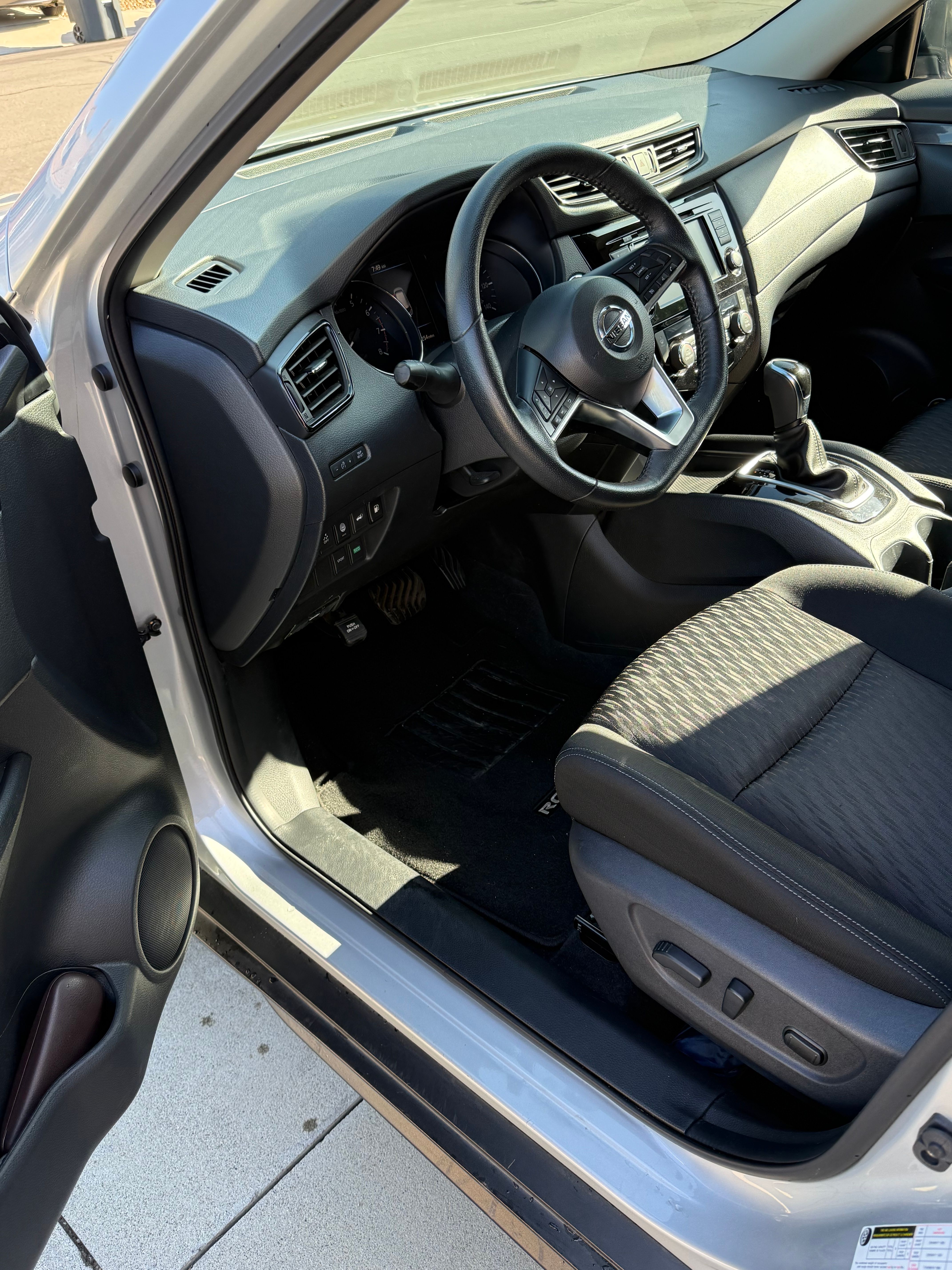 Used 2020 Nissan Rogue SV FWD image 14