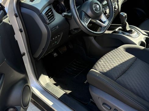 Used 2020 Nissan Rogue SV FWD image 14