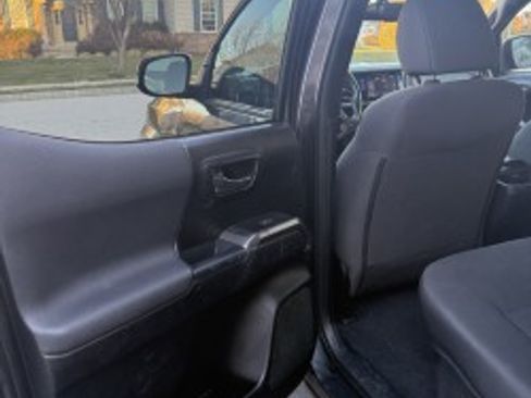 Used 2017 Toyota Tacoma TRD Off-Road image 15