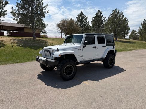 Used 2018 Jeep Wrangler Unlimited Sahara AWD/4WD image 9