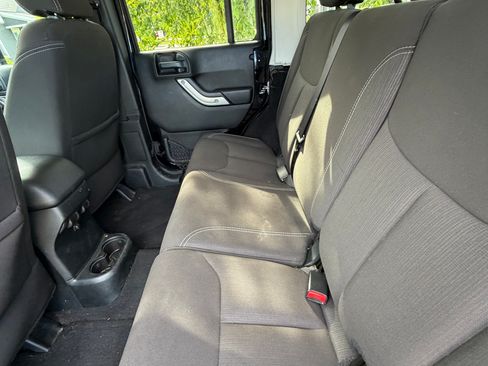 Used 2018 Jeep Wrangler Unlimited Sahara w/ Connectivity Group AWD/4WD image 9