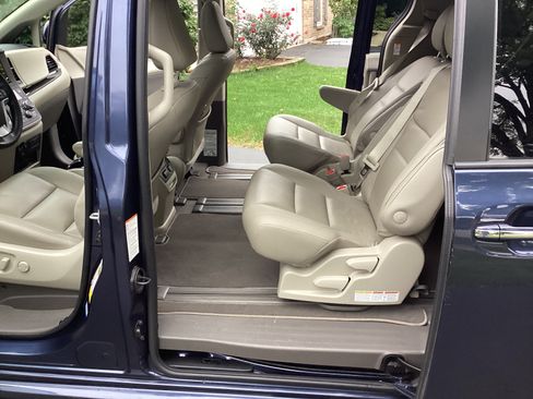 Used 2020 Toyota Sienna XLE image 11