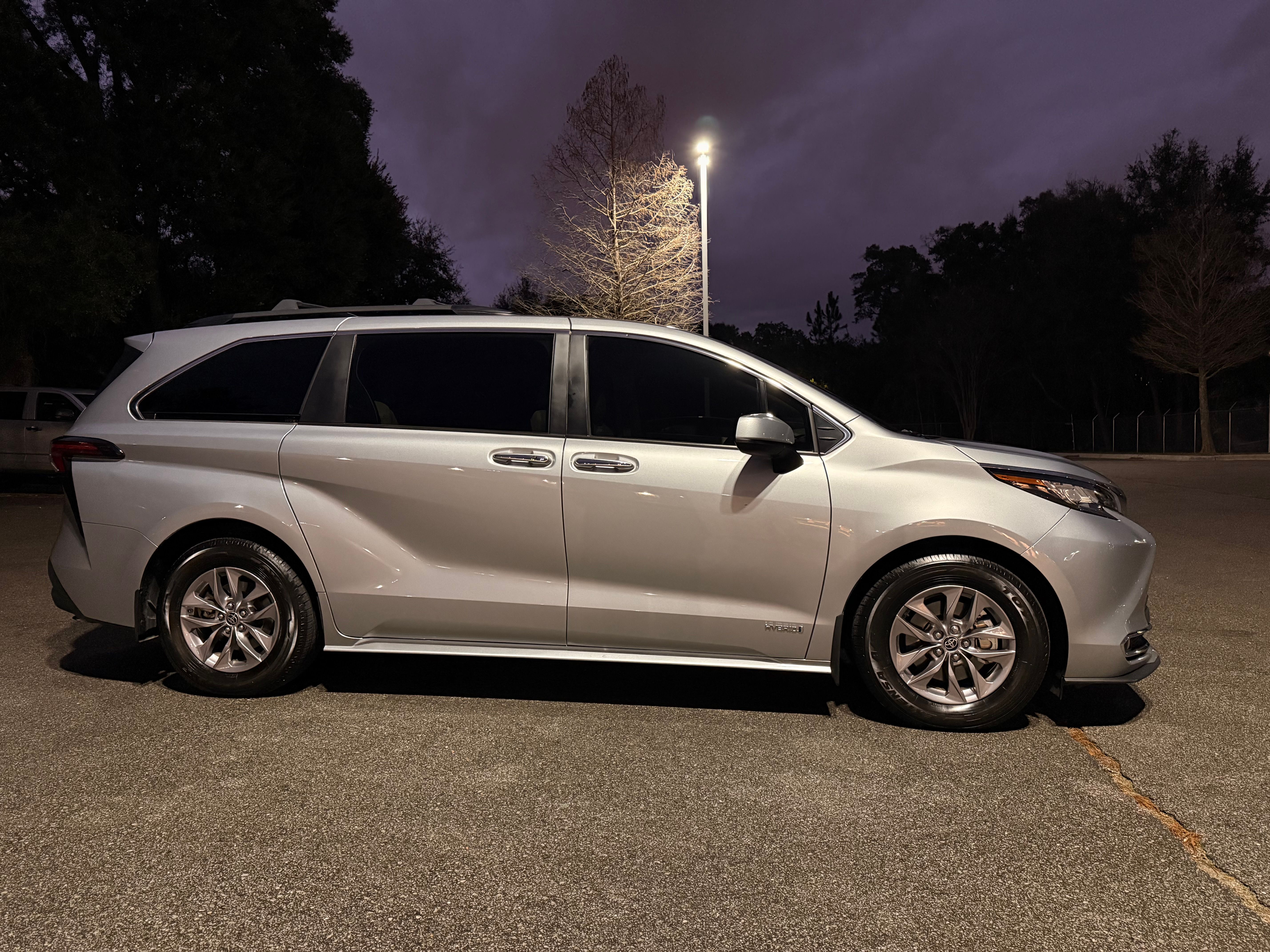Used 2021 Toyota Sienna XLE w/ XLE Plus Package FWD image 23