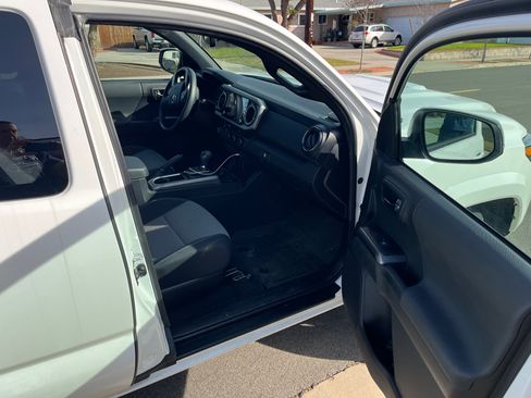 Used 2022 Toyota Tacoma TRD Sport image 9