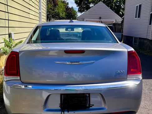 Used 2015 Chrysler 300 Limited RWD image 8