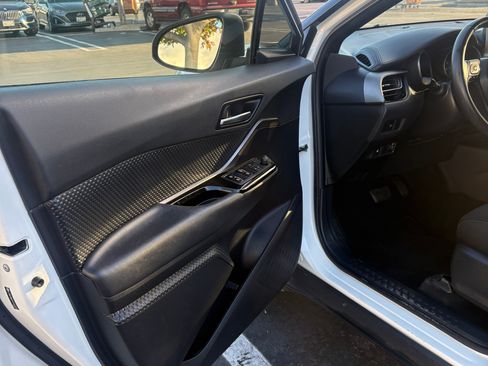 Used 2019 Toyota C-HR XLE FWD image 17