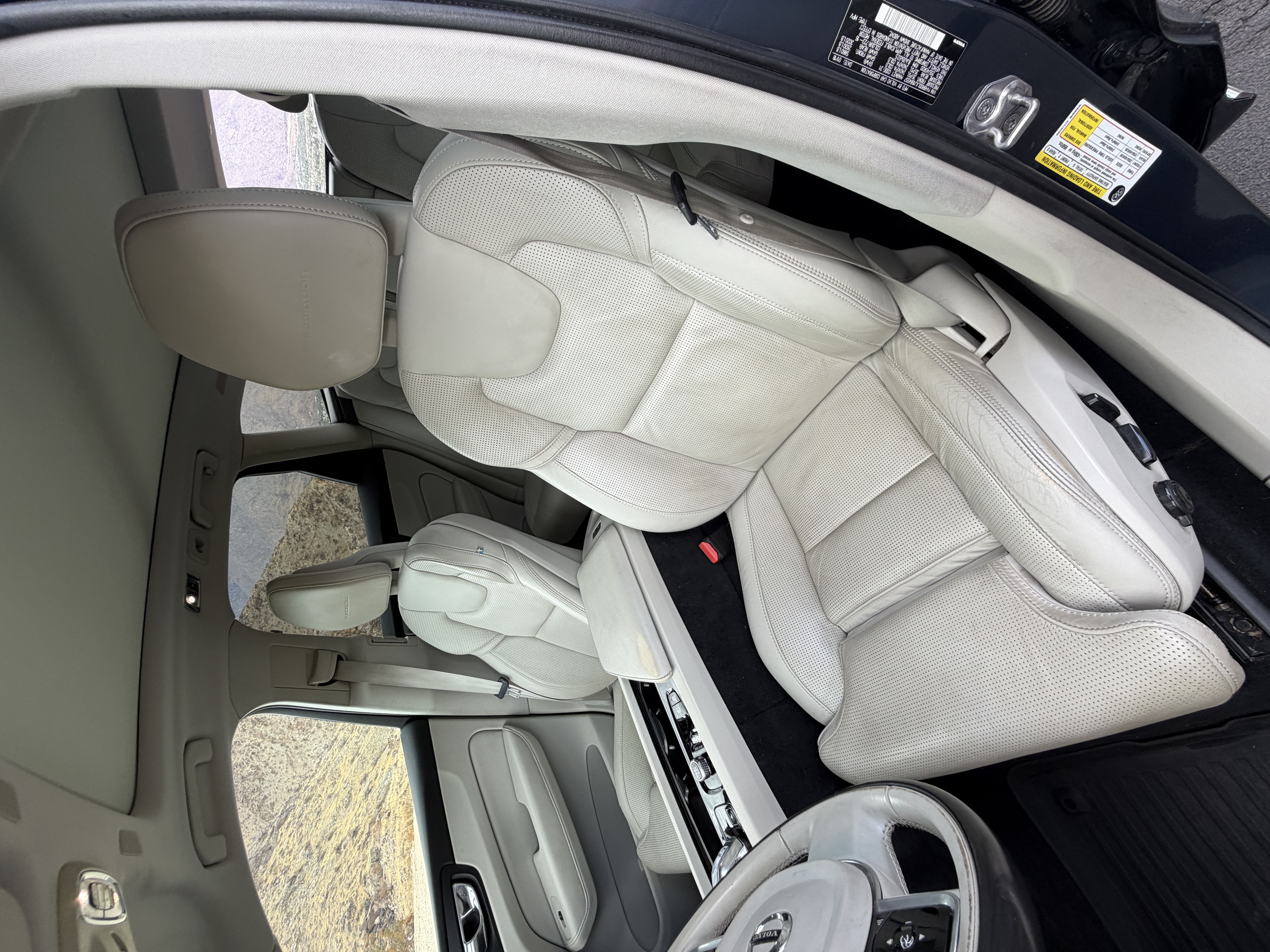 Used 2018 Volvo XC60 T8 Inscription w/ Luxury Seat Package AWD/4WD image 17