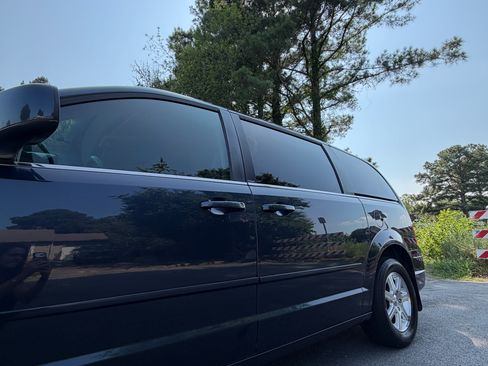 Used 2008 Chrysler Town & Country Touring w/ Entertainment Group #2 FWD image 9