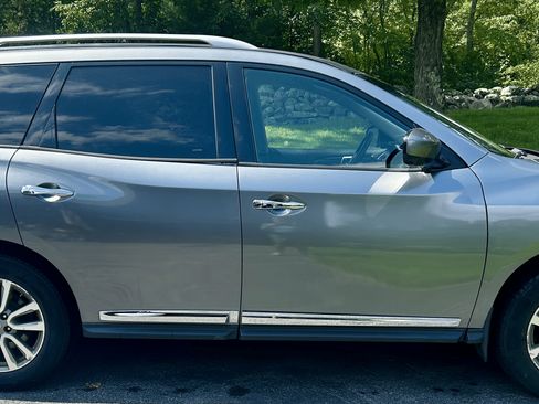 Used 2015 Nissan Pathfinder SL w/ SL Tech Package FWD image 2