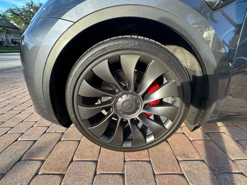 Used 2023 Tesla Model Y Performance image 8