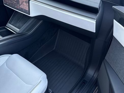 Used 2023 Tesla Model X Plaid image 11