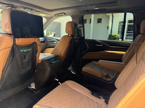 Used 2021 Cadillac Escalade ESV Premium Luxury w/ LPO, Illumination Package AWD/4WD image 8
