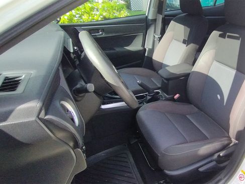 Used 2018 Toyota Corolla LE image 6