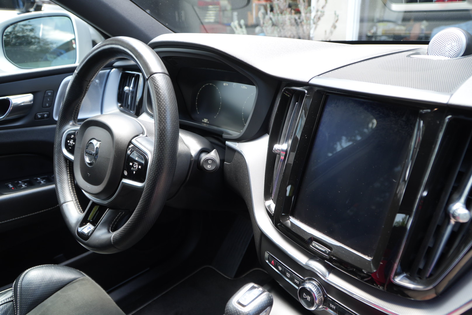Used 2018 Volvo XC60 T6 R-Design w/ Convenience Package AWD/4WD image 9