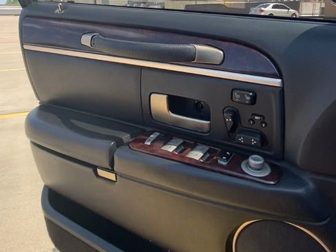 Used 2011 Lincoln Town Car Signature Limited image 11