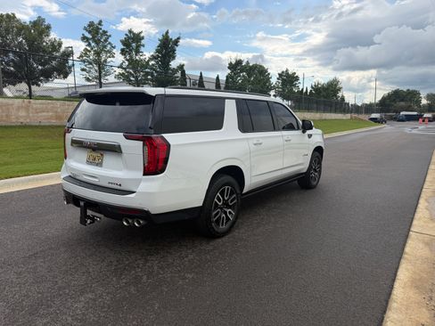 Used 2024 GMC Yukon XL AT4 w/ AT4 Premium Plus Package AWD/4WD image 5