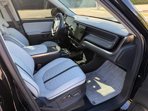 Used 2023 Rivian R1S Launch Edition image 13