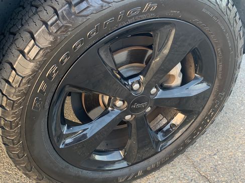 Used 2018 Jeep Cherokee Latitude w/ Altitude Package FWD image 5