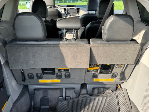 Used 2014 Toyota Sienna SE w/ SE Premium Package w/Entune FWD image 12