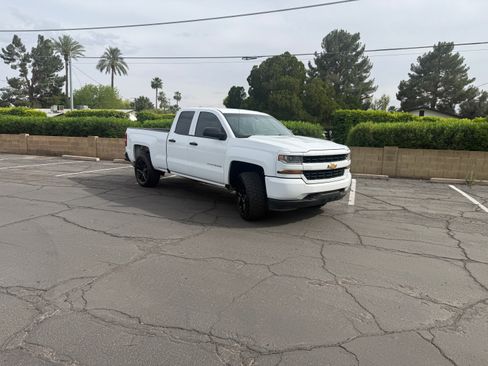 Used 2017 Chevrolet Silverado 1500 Custom w/ Custom Convenience Package image 4