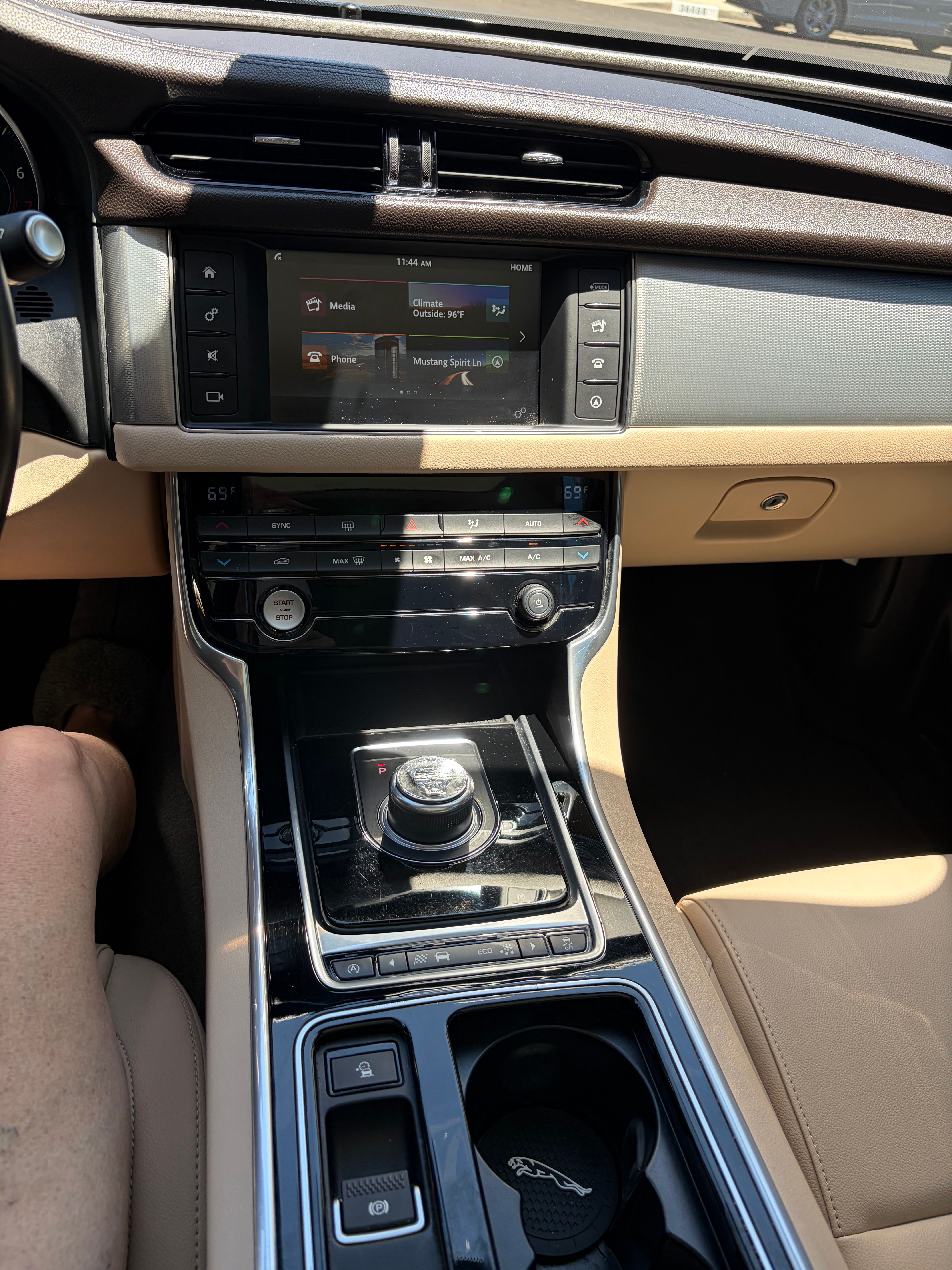 Used 2017 Jaguar XF Premium RWD image 11