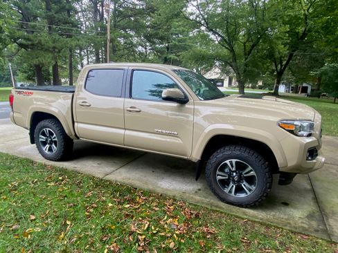 Used 2019 Toyota Tacoma TRD Sport w/ Technology Package image 8
