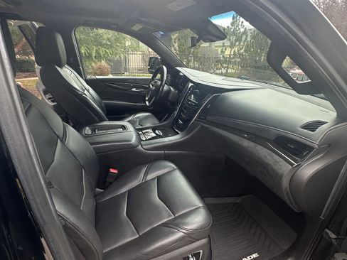 Used 2017 Cadillac Escalade Platinum image 10