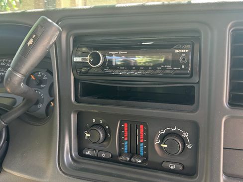 Used 2004 Chevrolet Silverado 2500 LS w/ Snow Plow Prep Package AWD/4WD image 19
