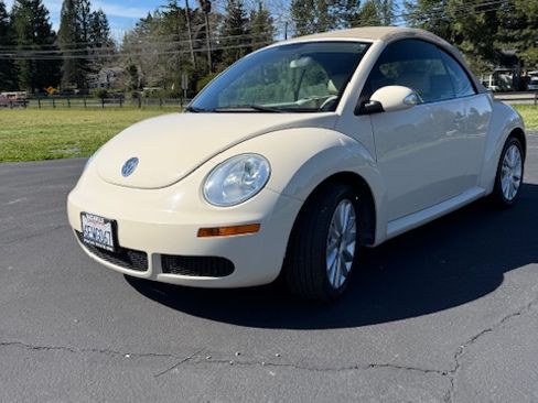 Used 2008 Volkswagen Beetle SE image 4