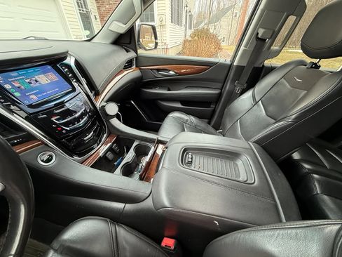 Used 2019 Cadillac Escalade ESV Luxury image 18