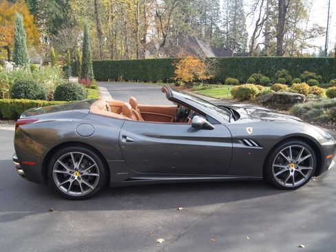 Used 2013 Ferrari California image 22