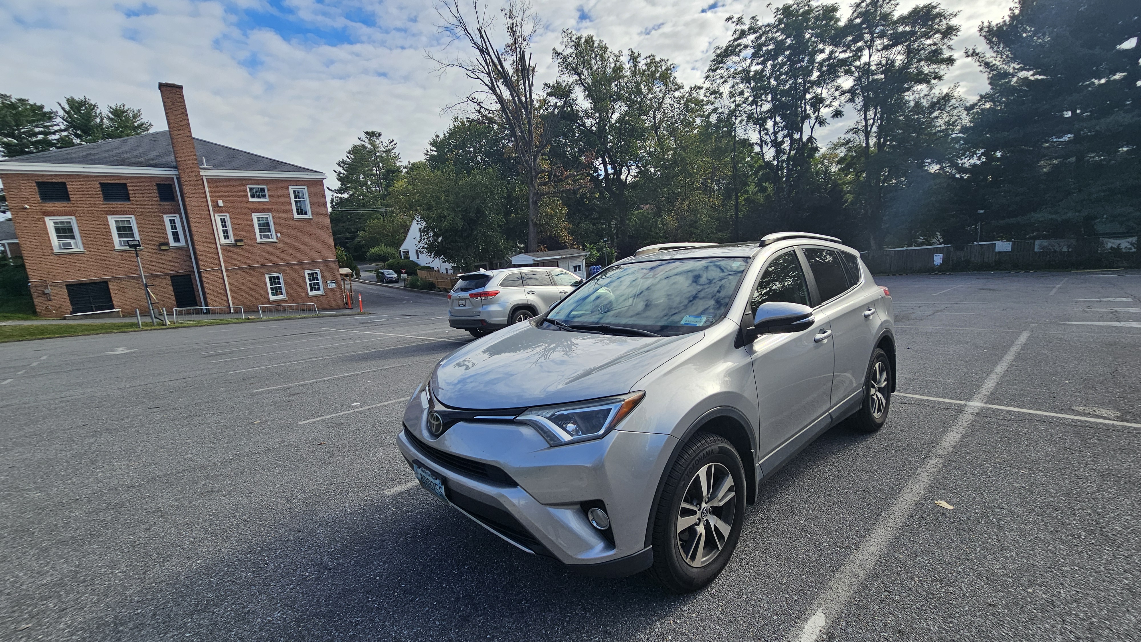 Used 2018 Toyota RAV4 XLE AWD/4WD image 4