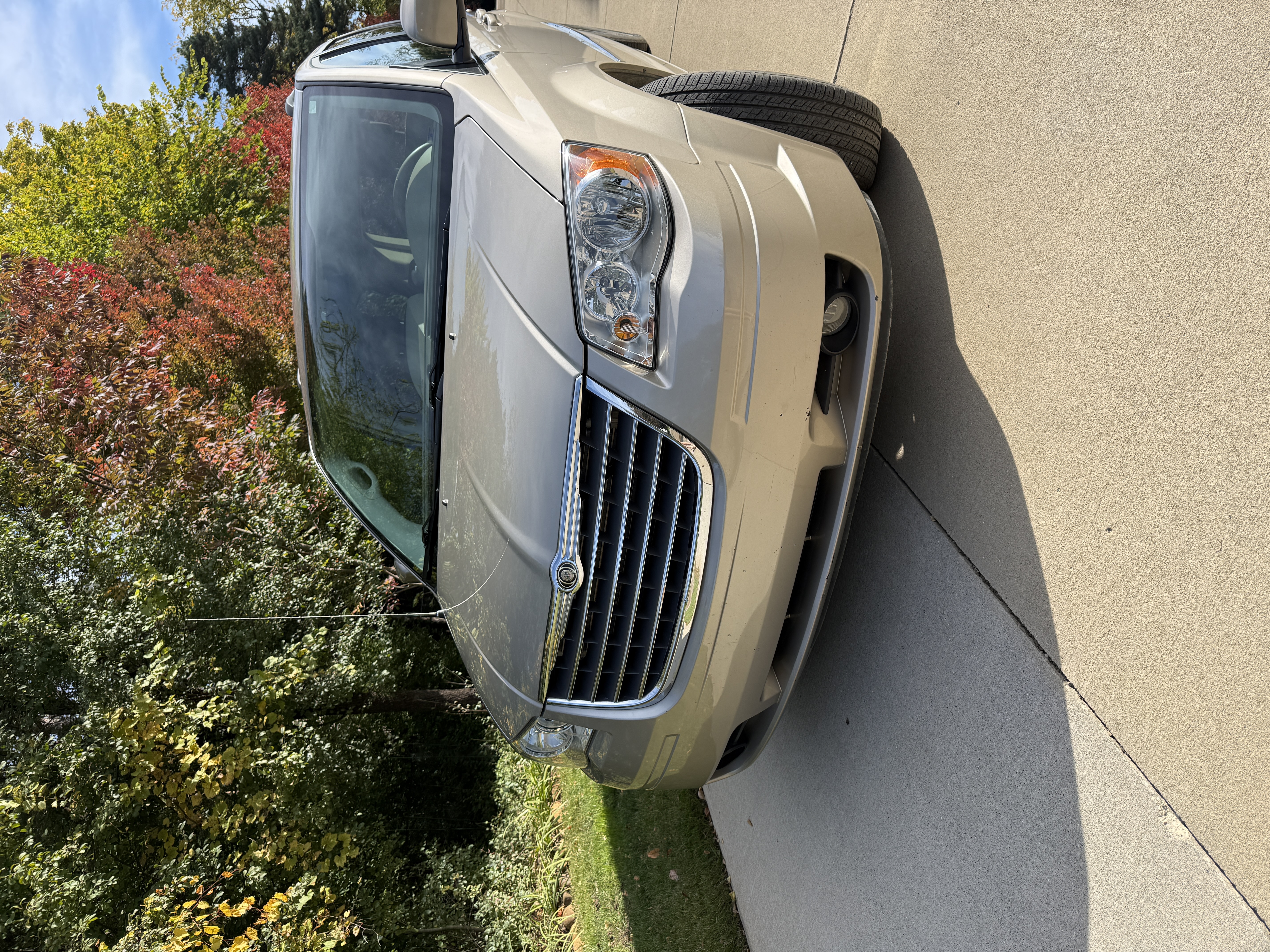 Used 2009 Chrysler Town & Country Touring FWD image 2