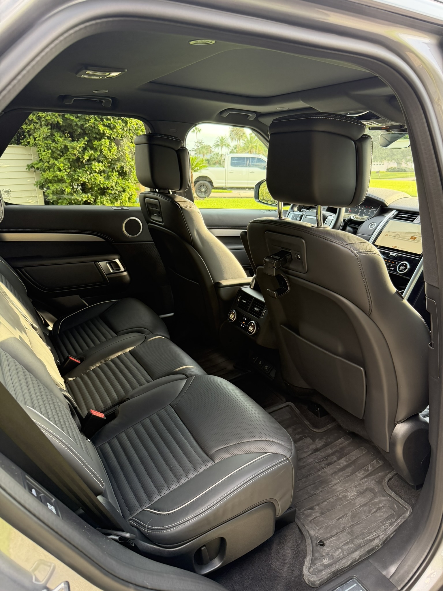 Used 2024 Land Rover Discovery Dynamic SE AWD/4WD image 11