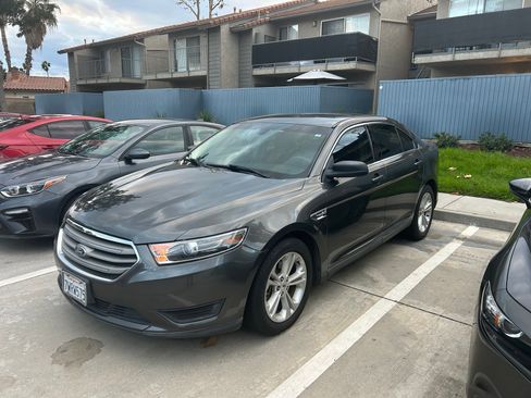 Used 2017 Ford Taurus SE image 14
