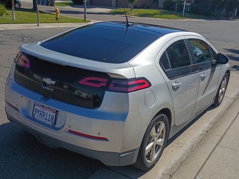 Used 2011 Chevrolet Volt Premium w/ Premium Trim Package FWD image 8