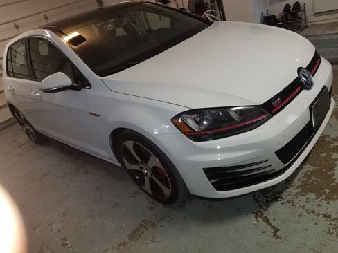 Used 2017 Volkswagen GTI SE image 2